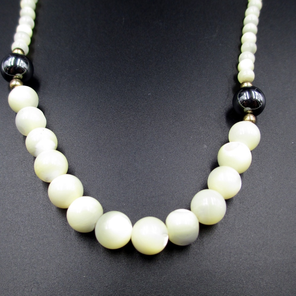 Vintage Mother Of Pearl Beaded Necklace 18 Inches - Picture 2 of 5
